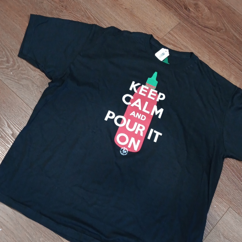 NWT SRIRACHA GRAPHIC TSHIRT. #5662